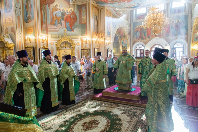 В канун праздника Святой Троицы правящий архиерей совершил всенощное бдение в Свято-Михайловском соборе