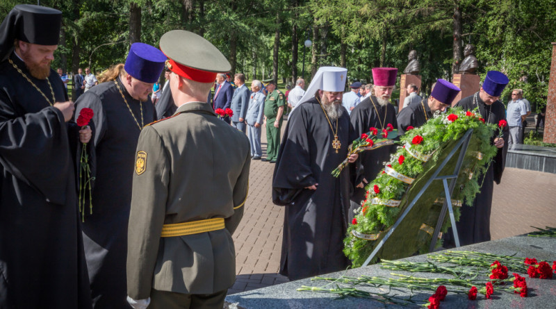 Духовенство возложило цветы к Монументу боевой и трудовой славы