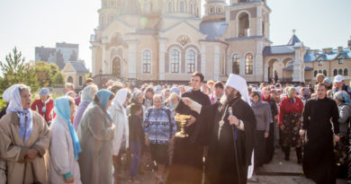 Митрополит Викторин благословил участников Успенского крестного хода