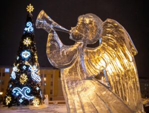 Площадь кафедрального собора украсили ледяные ангелы