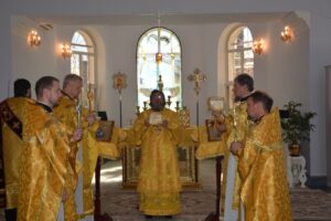 Митрополит Викторин совершил литургию в Михаило-Архангельском храме г. Можги