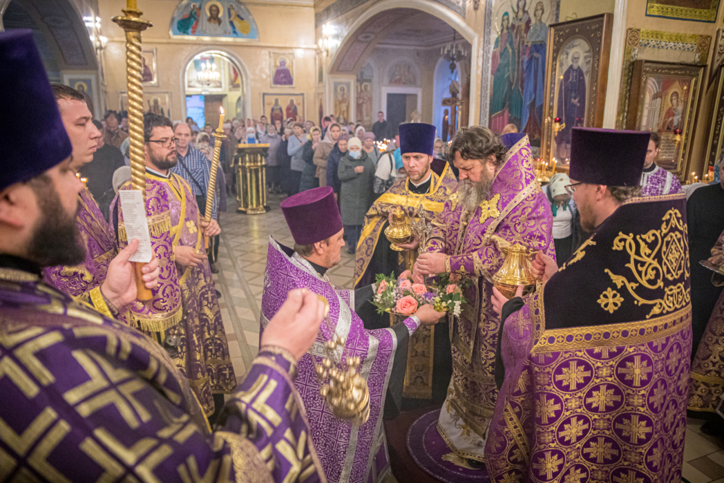 Крестовоздвиженский храм фиолетового