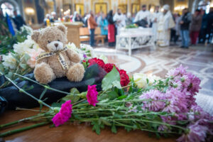 В храмах Ижевской епархии начались отпевания погибших в результате трагедии в школе № 88 г. Ижевска