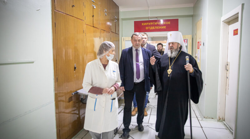 Митрополит Викторин посетил военный госпиталь Ижевска