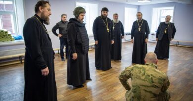Для священнослужителей проходят занятия по военно-тактической подготовке и медицине