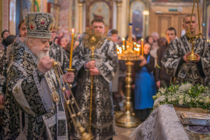 Митрополит Николай совершил вечерню Великого пятка с выносом Святой Плащаницы в кафедральном соборе благоверного князя Александра Невского