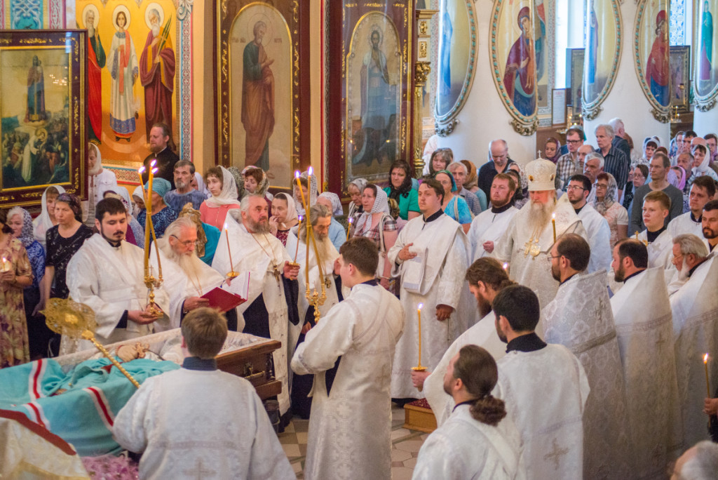 У гроба почившего митрополита Николая (Шкрумко) совершено вечернее заупокойное богослужение