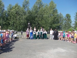  22 июня, у памятника Неизвестному солдату д. Хохряки состоялся митинг, посвященный 74-й годовщине начала Великой Отечественной войны. На митинге присутствовали глава МО «Хохряковское» Н.А. Суворов, настоятель храма свт. Василия Великого иерей Виталий (Маркин), председатель Совета ветеранов МО «Хохряковское» Леконцева О.Г., ветераны трудового фронта, учащиеся и учителя МБОУ «Хохряковская СОШ» и дети из детского сада. По традиции митинг открыл глава МО «Хохряковское» Суворов Н.А. Он ярким примером рассказал присутствующим, сколько погибло людей в этой войне. Если перевести это на наши дни, то каждый восьмой из присутствующих на митинге – погиб. Настоятель храма свт. Василия Великого иерей Виталий (Маркин) обратился к подрастающему поколению со словами о том, как важно помнить о прошлом своей страны. Председатель Совета ветеранов МО «Хохряковское» Леконцева О.Г. вспомнила всех погибших поименно, отдала дань памяти и уважения тем односельчанам, которые трудились в то трудное время в тылу. Во время митинга присутствующие почтили память погибшим солдатам минутой молчания. По материалам сайта храма свт. Василия Великого д. Хохряки