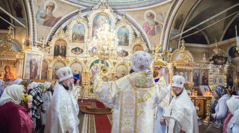 В праздник Преображения Господня митрополит Викторин совершил Литургию в Преображенском храме г. Воткинска