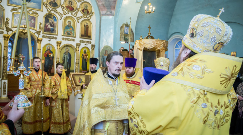 Митрополит Викторин совершил Божественную литургию в Покровском храме с. Июльское