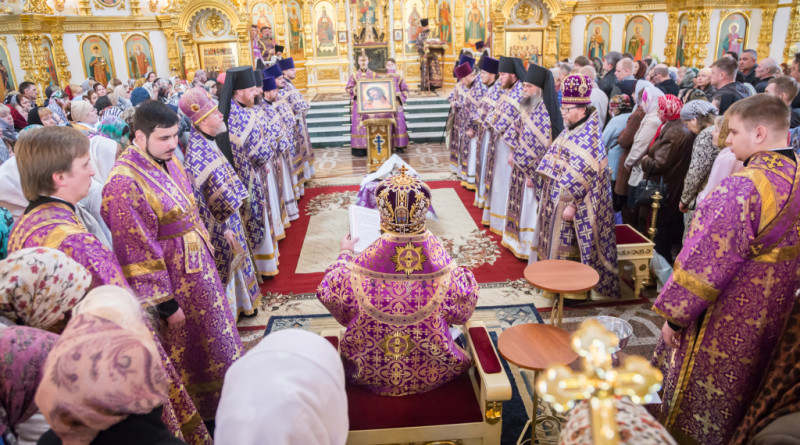 Митрополит Викторин совершил Божественную литургию и чин умовения в Михайловском соборе