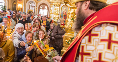 В день праздника Пасхи митрополит Викторин совершил пасхальную вечерню