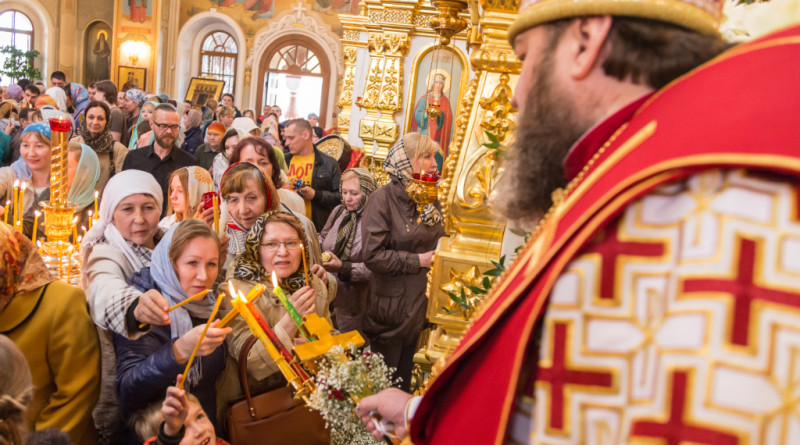 В день праздника Пасхи митрополит Викторин совершил пасхальную вечерню