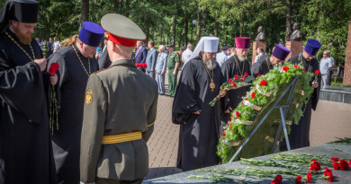 Духовенство возложило цветы к Монументу боевой и трудовой славы