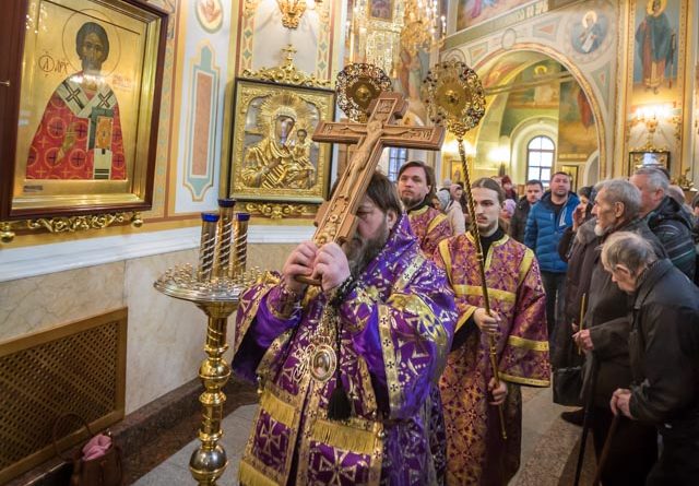 Богослужения Крестопоклонной Недели митр. Викторин совершил в Михайловском соборе