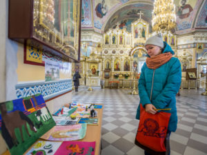 Дети подготовили рисунки на пасхальную тему