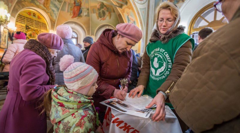 В Вербное воскресенье волонтеры движения «За жизнь» собрали 3000 подписей