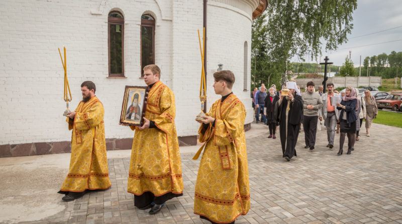 Митрополит Викторин привез в п. Новый частицу мощей свт. Луки Крымского