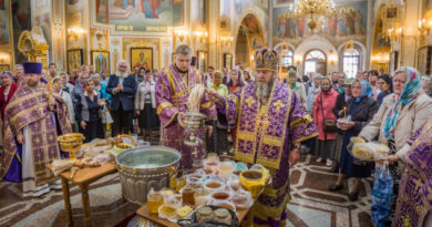 Архипастырское служение в день изнесения честных Древ Животворящего Креста Господня