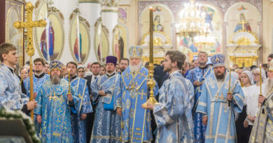 Святейший Патриарх помолился за Всенощным бдением в Александро-Невском соборе