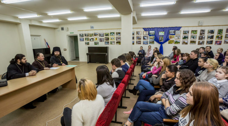 Руководитель Миссионерского отдела Ижевской епархии протоиерей Олег Горбачев, совместно с православным театром «Странник», совершили миссионерскую поездку в Кизнерское благочиние