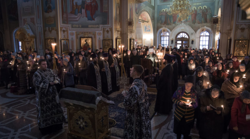 Чтение первой части покаянного канона в Михаило-Архангельском кафедральном соборе