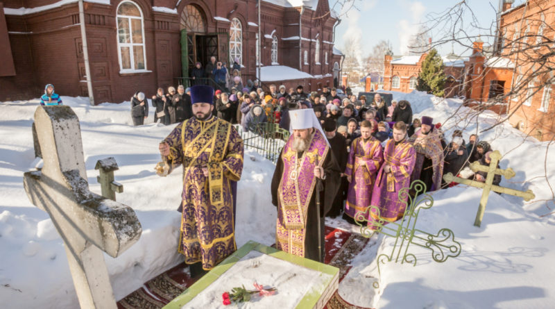 Митр. Викторин совершил литургию в Преображенском храме и панихиду на могилах воткинских новомучеников