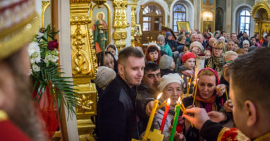 За пасхальной вечерней в кафедральном соборе верующим раздали Благодатный огонь