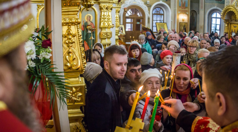 За пасхальной вечерней в кафедральном соборе верующим раздали Благодатный огонь