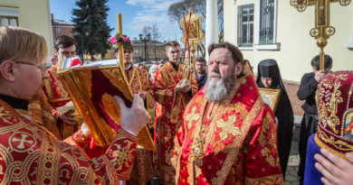 В Светлый понедельник митр. Викторин совершил литургию в соборе Александра Невского