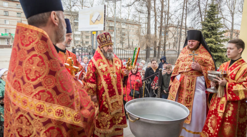 Служение митр. Викторина в пятницу Светлой седмицы