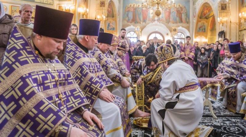 В Великий Четверг митр. Викторин совершил литургию и чин умовения в кафедральном храме