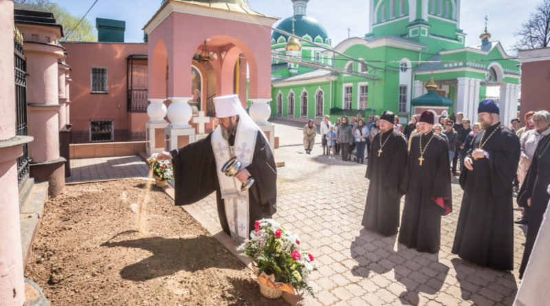 На территории Свято-Троицкого собора перезахоронили останки некогда погребенных на Троицком кладбище