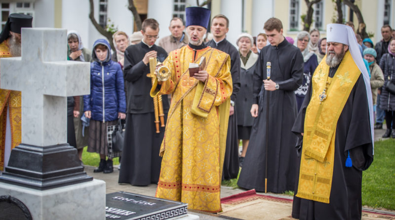 В годовщину кончины митр. Николая (Шкрумко) на его могиле была совершена панихида