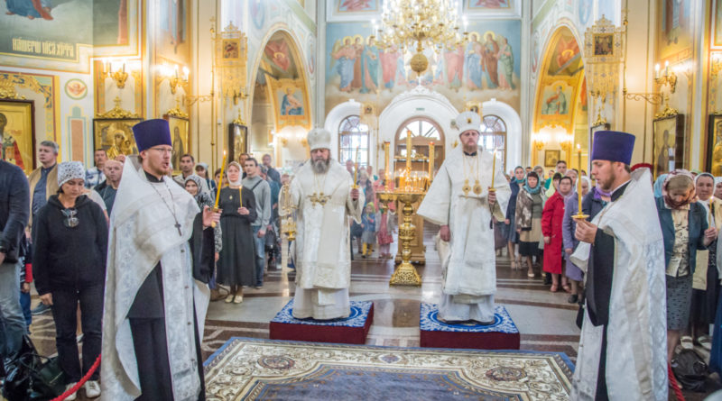 Накануне Преображения митр. Викторин помолился за богослужением в кафедральном храме