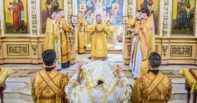 В день 195-летия освящения Александро-Невского собора митрополит Викторин совершил в храме литургию