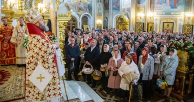 В Пасхальную ночь митр. Викторин совершил богослужение в кафедральном соборе