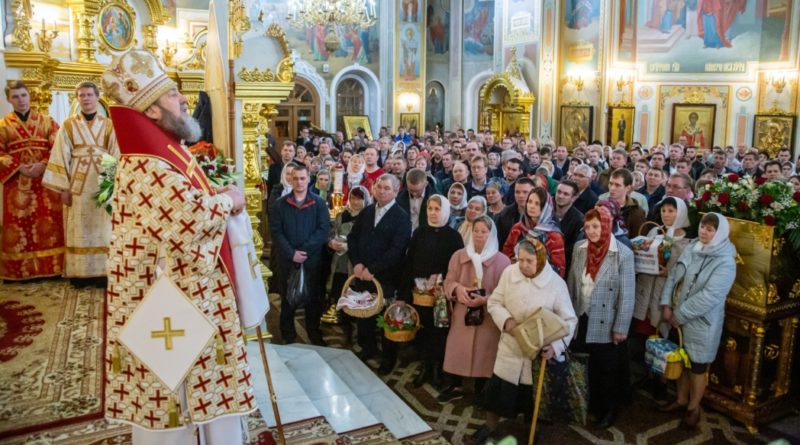 В Пасхальную ночь митр. Викторин совершил богослужение в кафедральном соборе