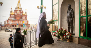 Священнослужители возложили цветы к памятнику М.Т. Калашникову