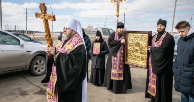 В Ижевске прошел крестный ход на автомобилях с молитвой «о сохранении от губительных болезненных поветрий»