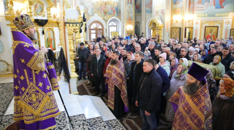 В Неделю 2-ю Великого поста митр. Викторин совершил литургию в кафедральном храме