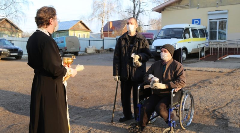 Священники поздравили бездомных с Пасхой