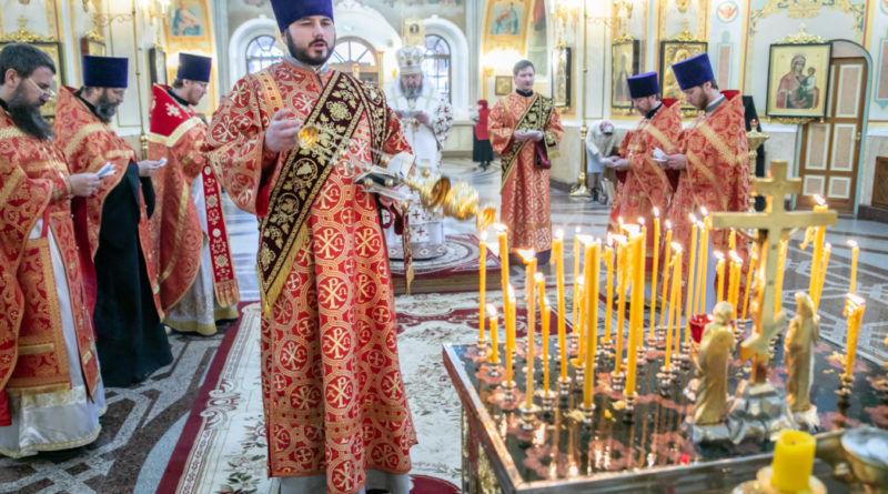 В день Радоницы митр. Викторин совершил богослужение