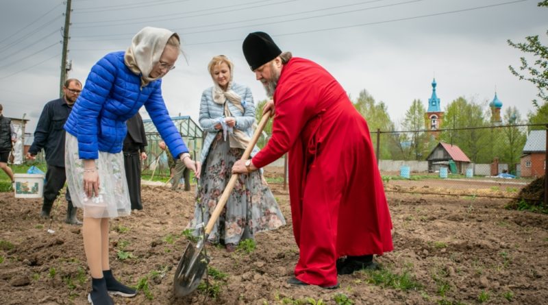 В Ризоположенском монастыре посадили яблоневый сад в честь 75-летия Великой победы