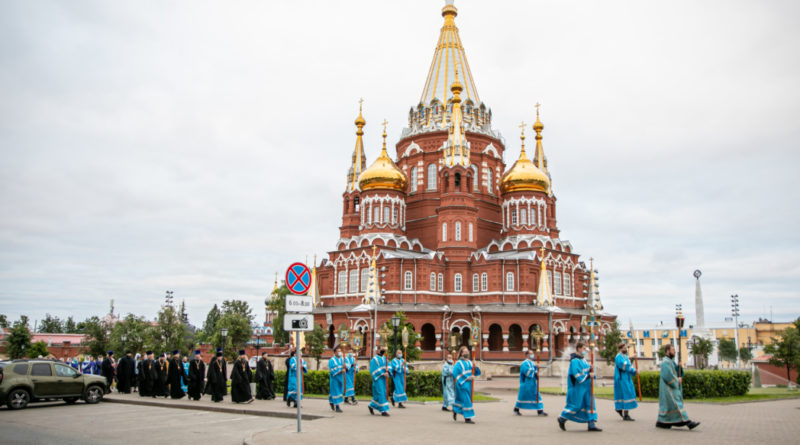 По случаю Дня памяти и скорби по улицам Ижевска прошел крестный ход