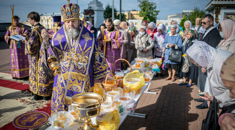 Архипастырское служение в день изнесения честных Древ Животворящего Креста Господня