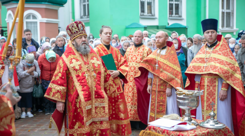 воспоминает Усекновение главы Предтечи