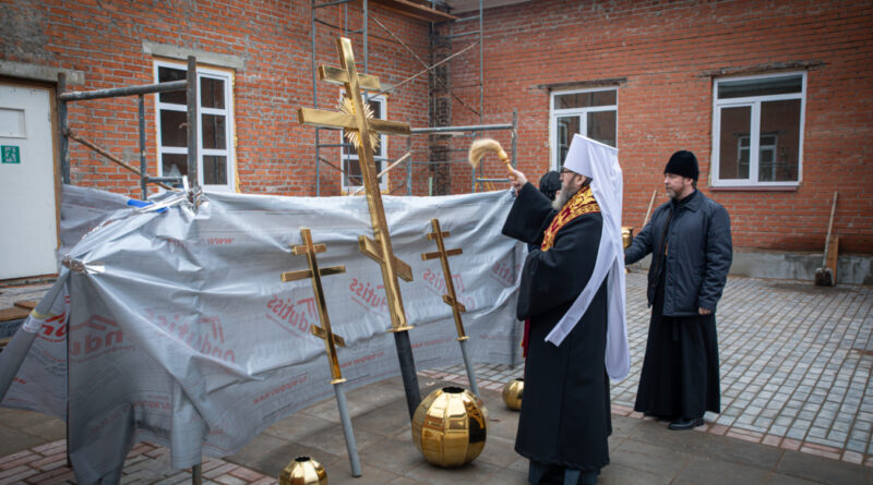 На строящийся храм мц. Татианы водружены кресты