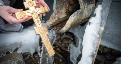 Состоялось освящение воды на Ижевском пруду и городских родниках