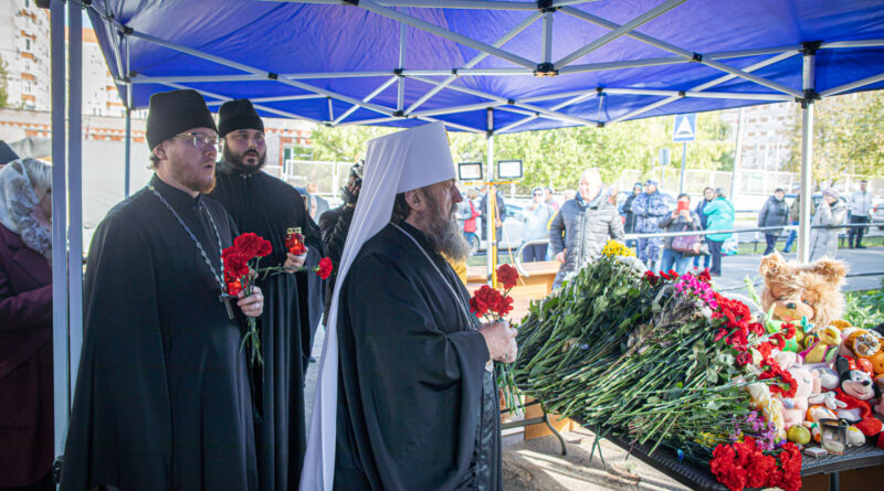 Представители епархии возложили цветы к стихийному мемориалу у школы № 88 г. Ижевска